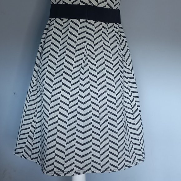ASOS knee length black and white chevron stretch dress (Size 8) - Picture 4 of 4